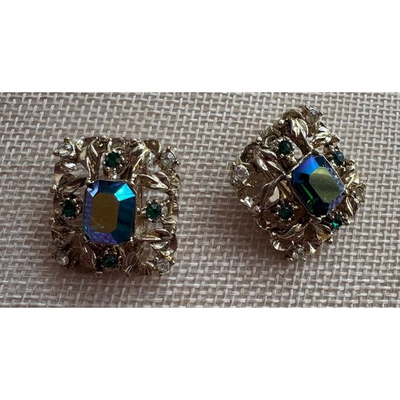 Jewelry - Stunning Coro gold tone filagree with Ab center stone clip on earrings